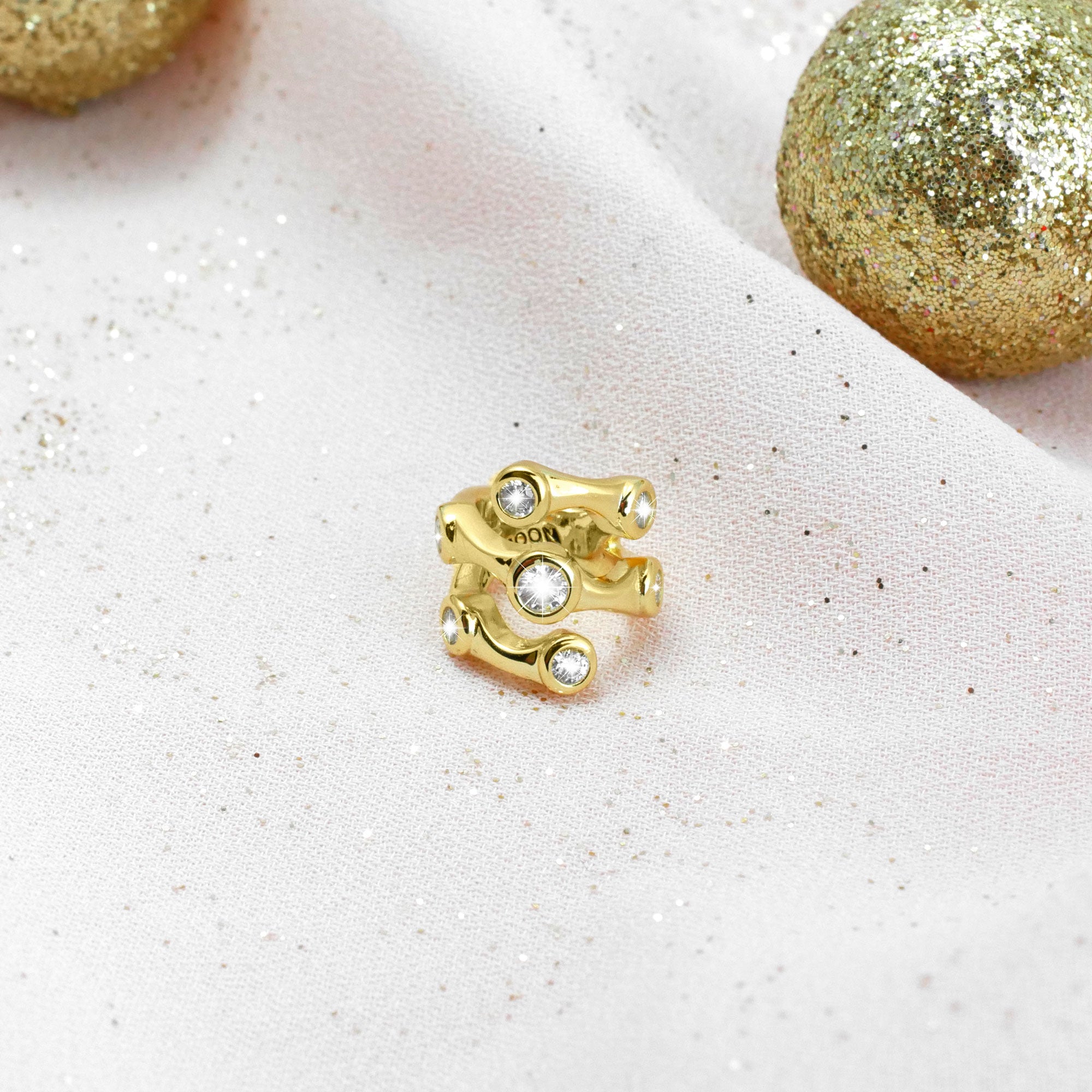 Sparkle Dream Charm Gold auf Rosa Hintergrund