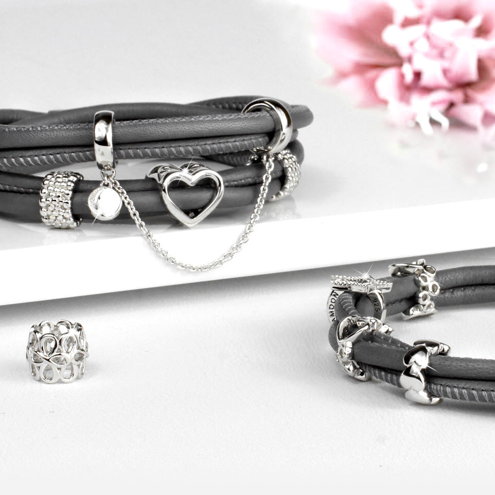 Graues Lederarmband mit Charms