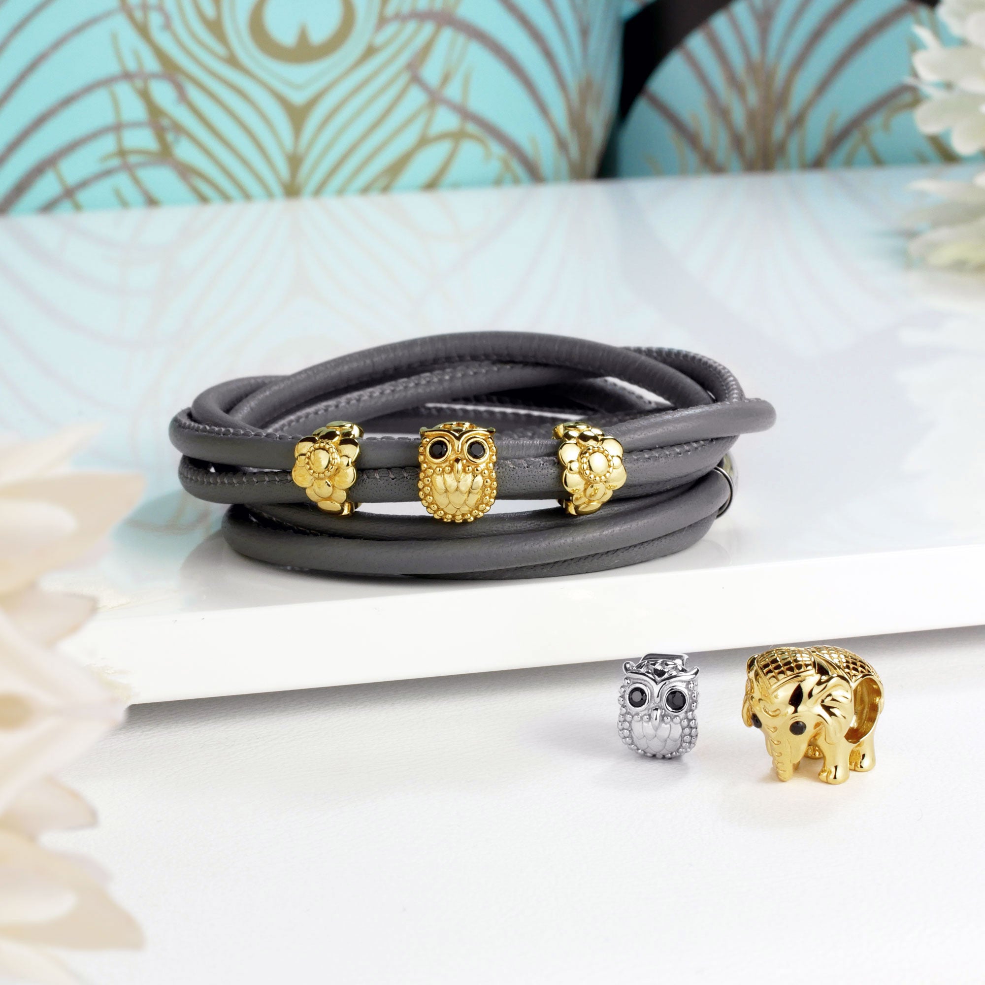 Brilliant Blossom Charm Gold auf Lederarmband