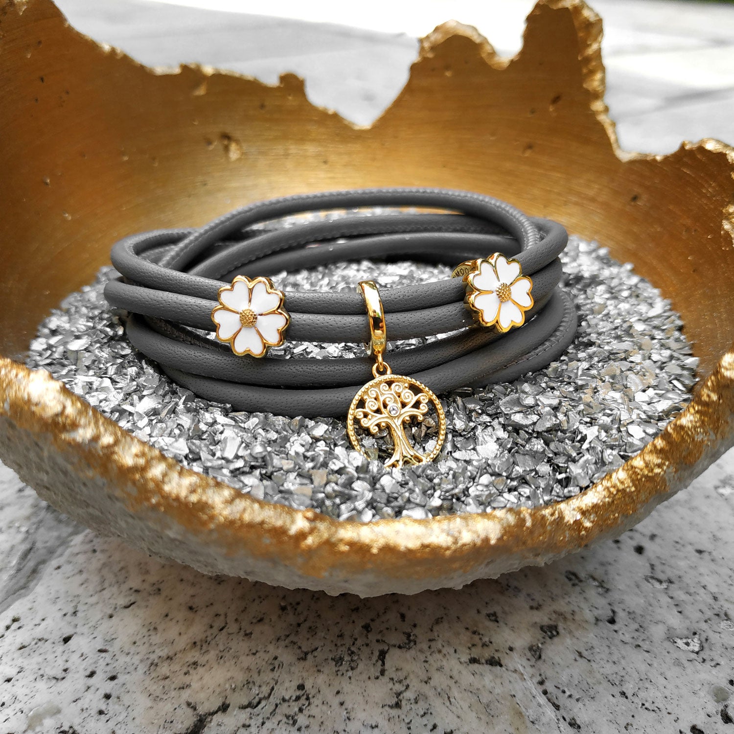 White Enamel Flower vergoldet