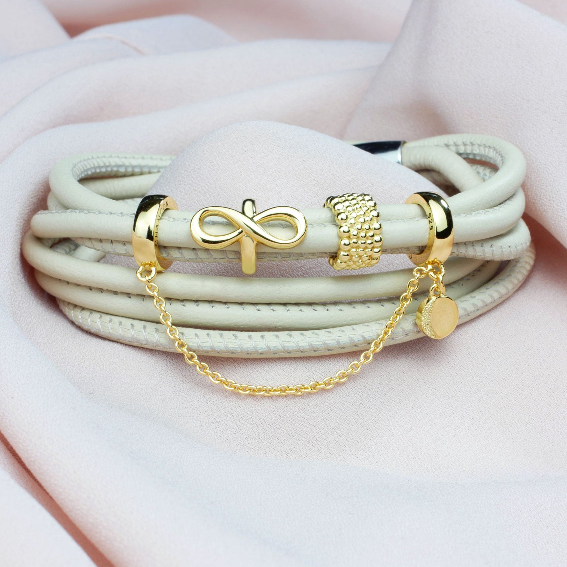 Chain Charm Gold auf Lederarmband