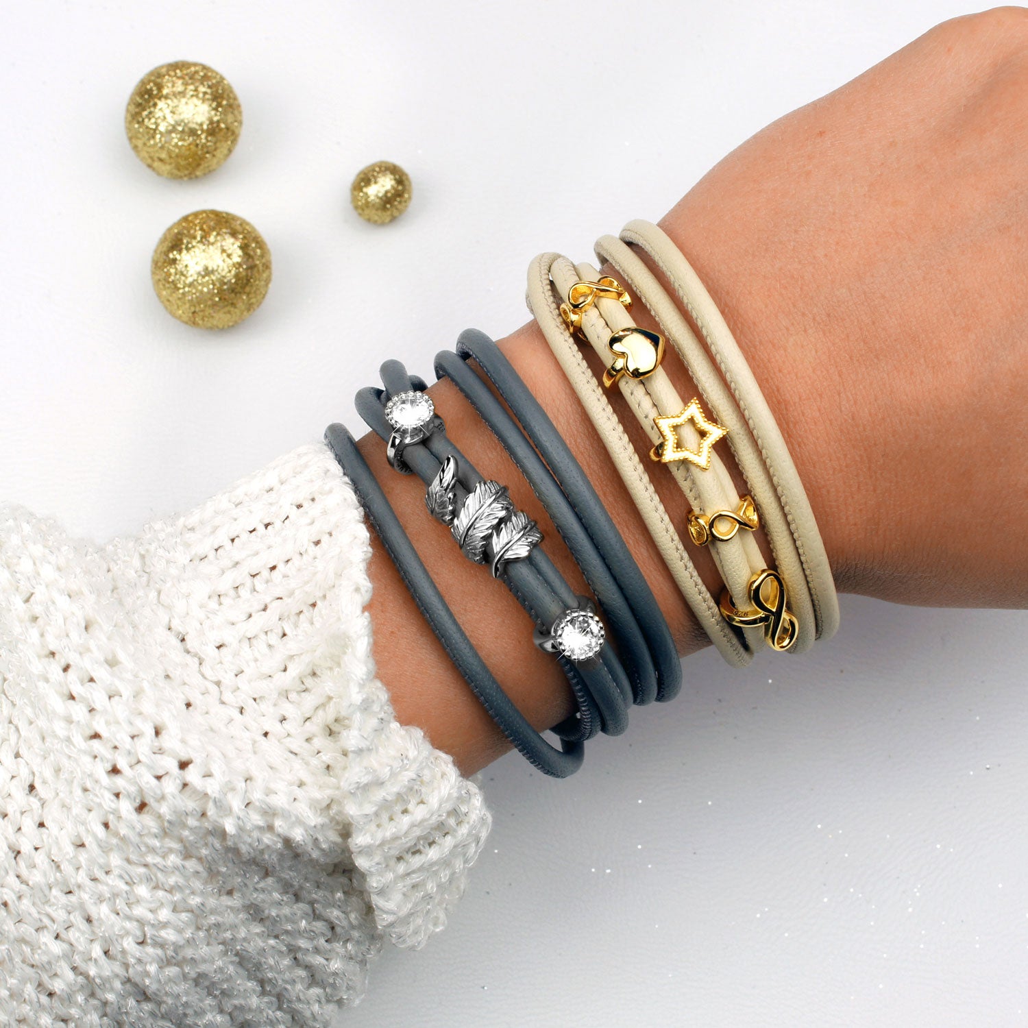 Lederarmband in Grau mit Charms