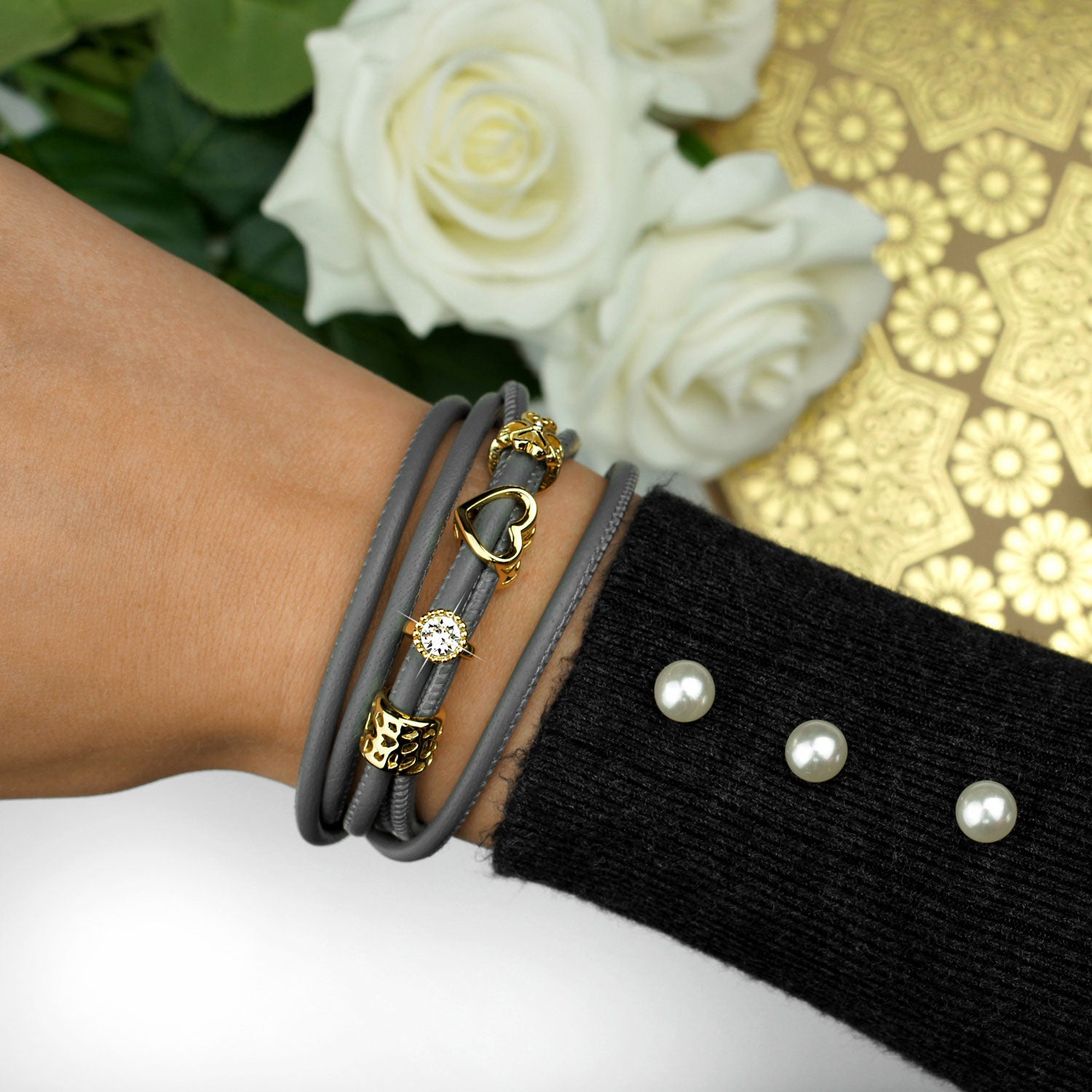 Armband Leder Grau mit Gold Charms