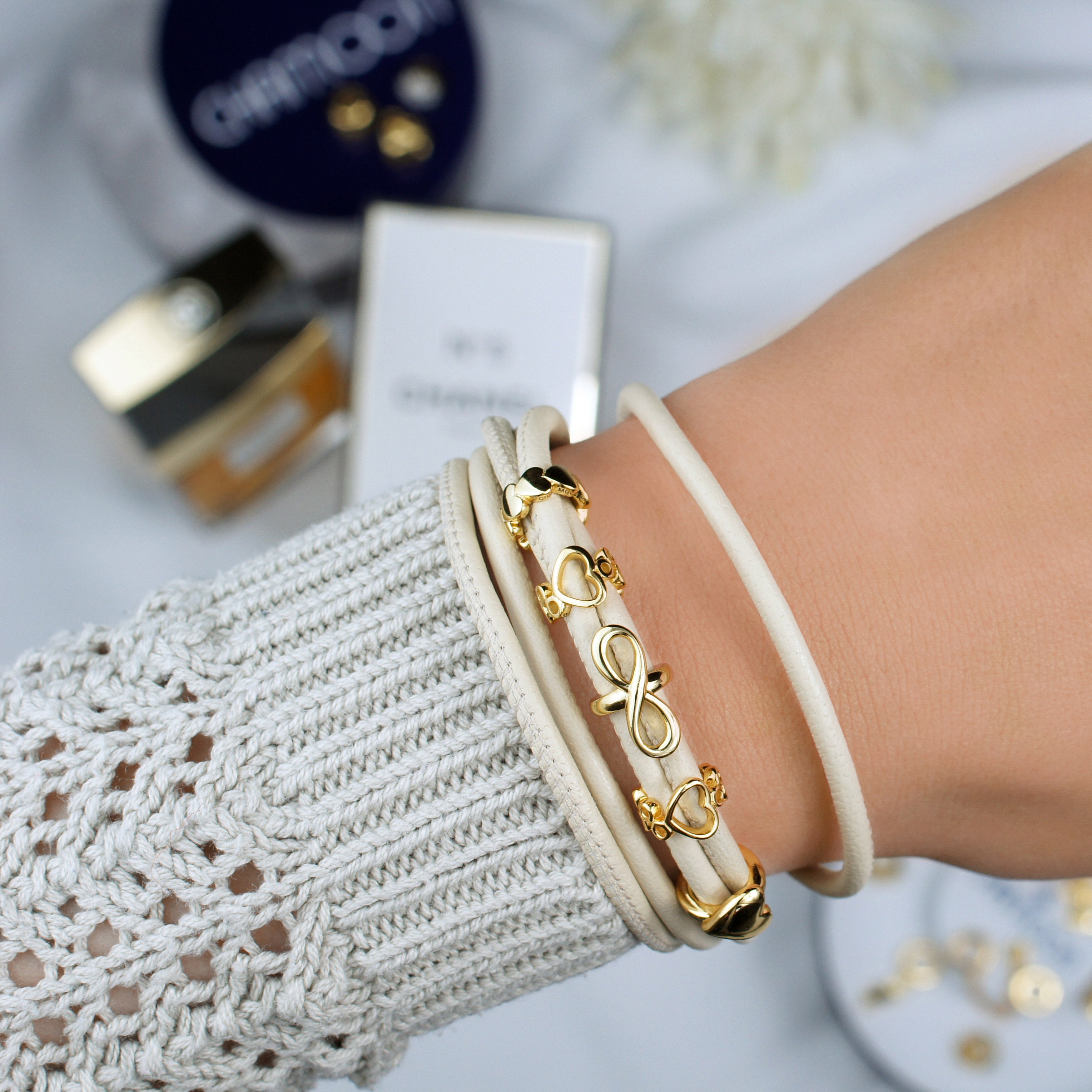 Lederarmband am Model mit goldenen Charms