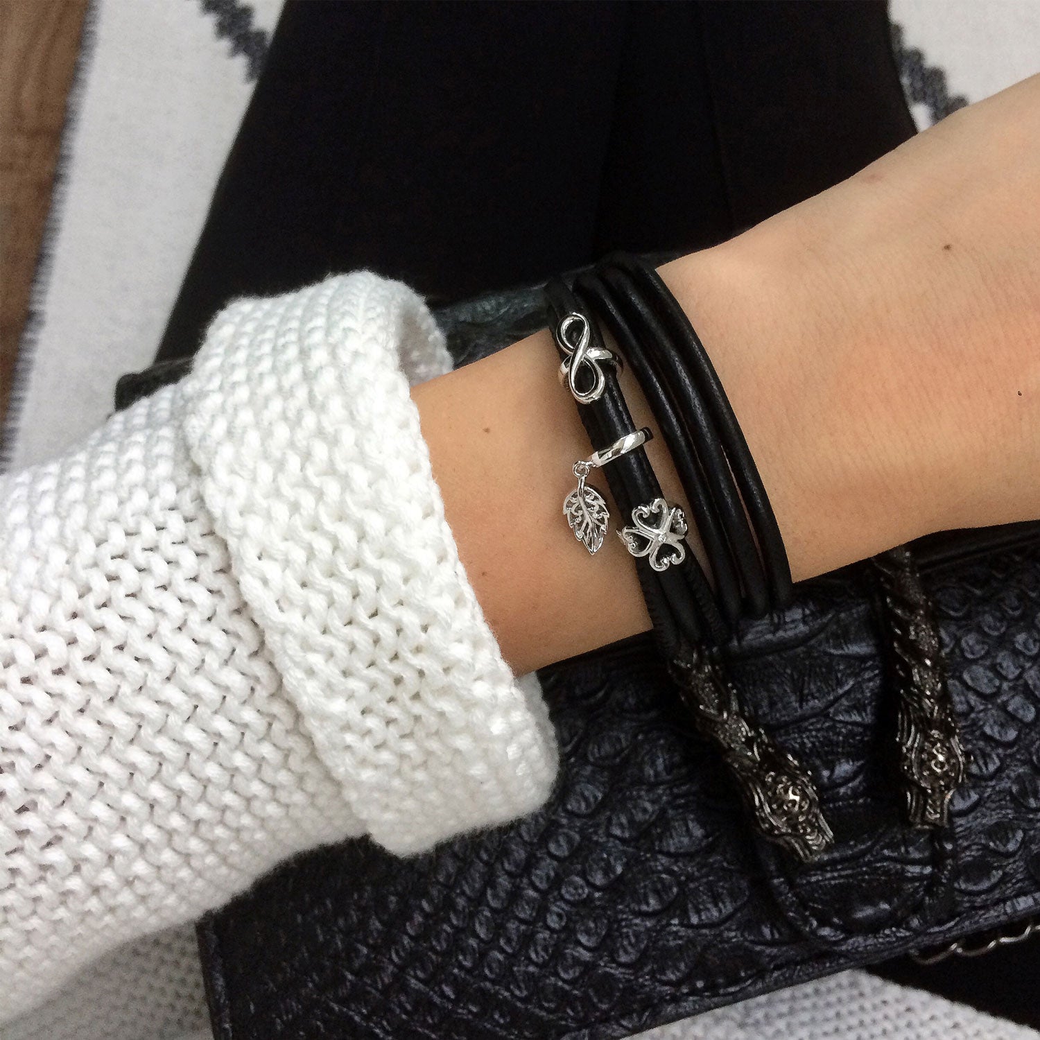 Lederarmband Schwarz mit Charms