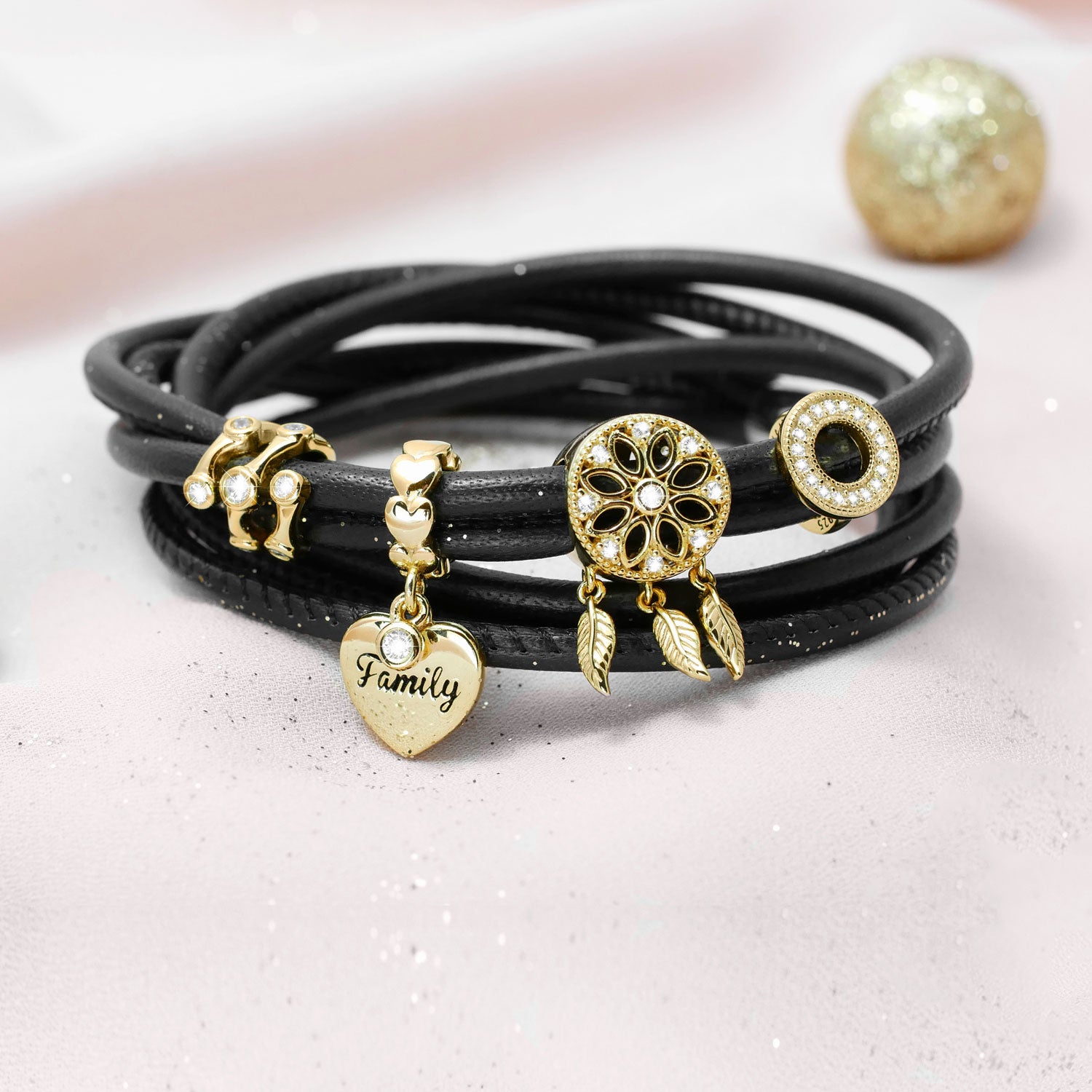 Lederarmband schwarz mit Gold Charms