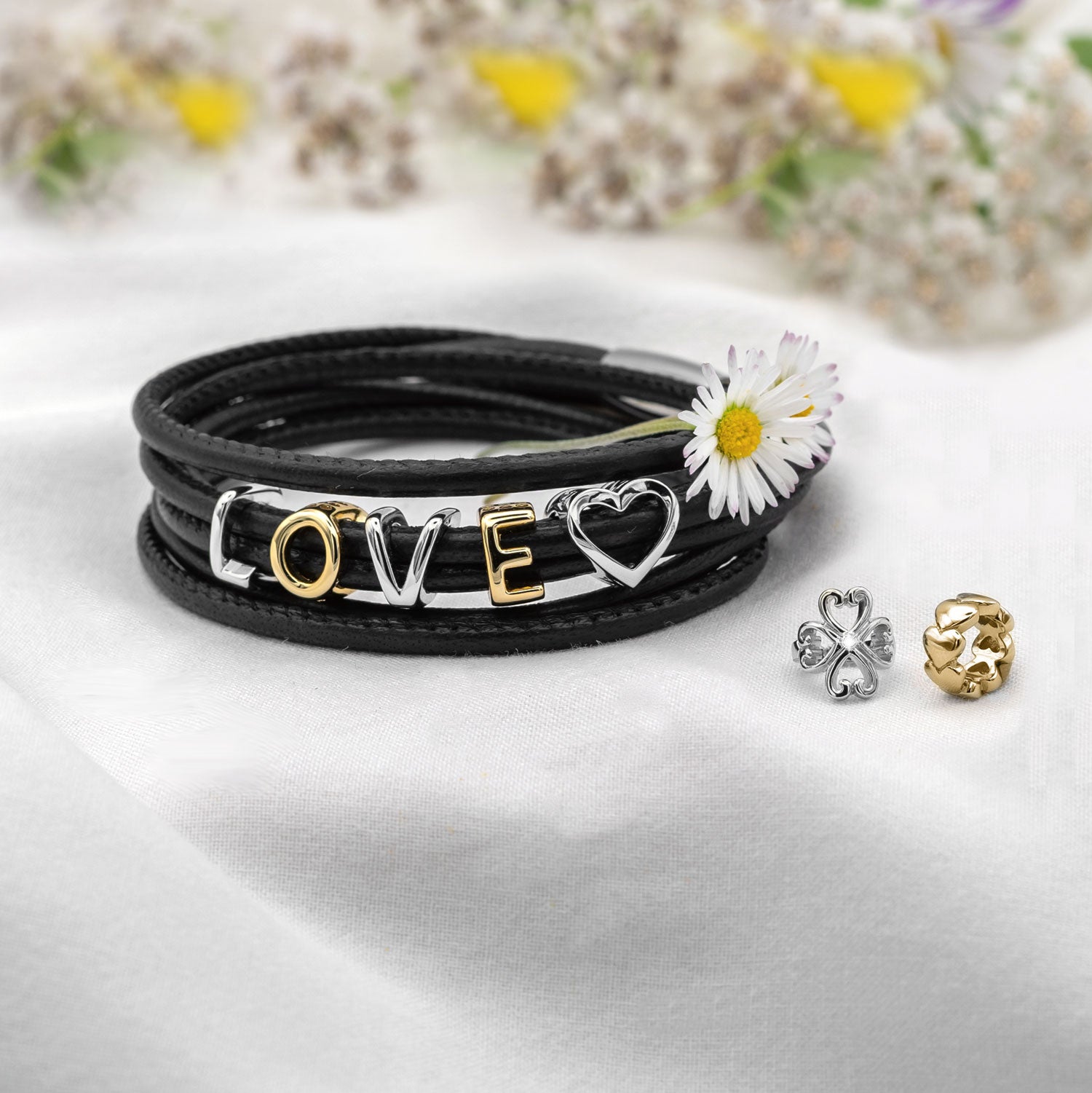buchstabe-charms-silber-gold-dunkles-armband