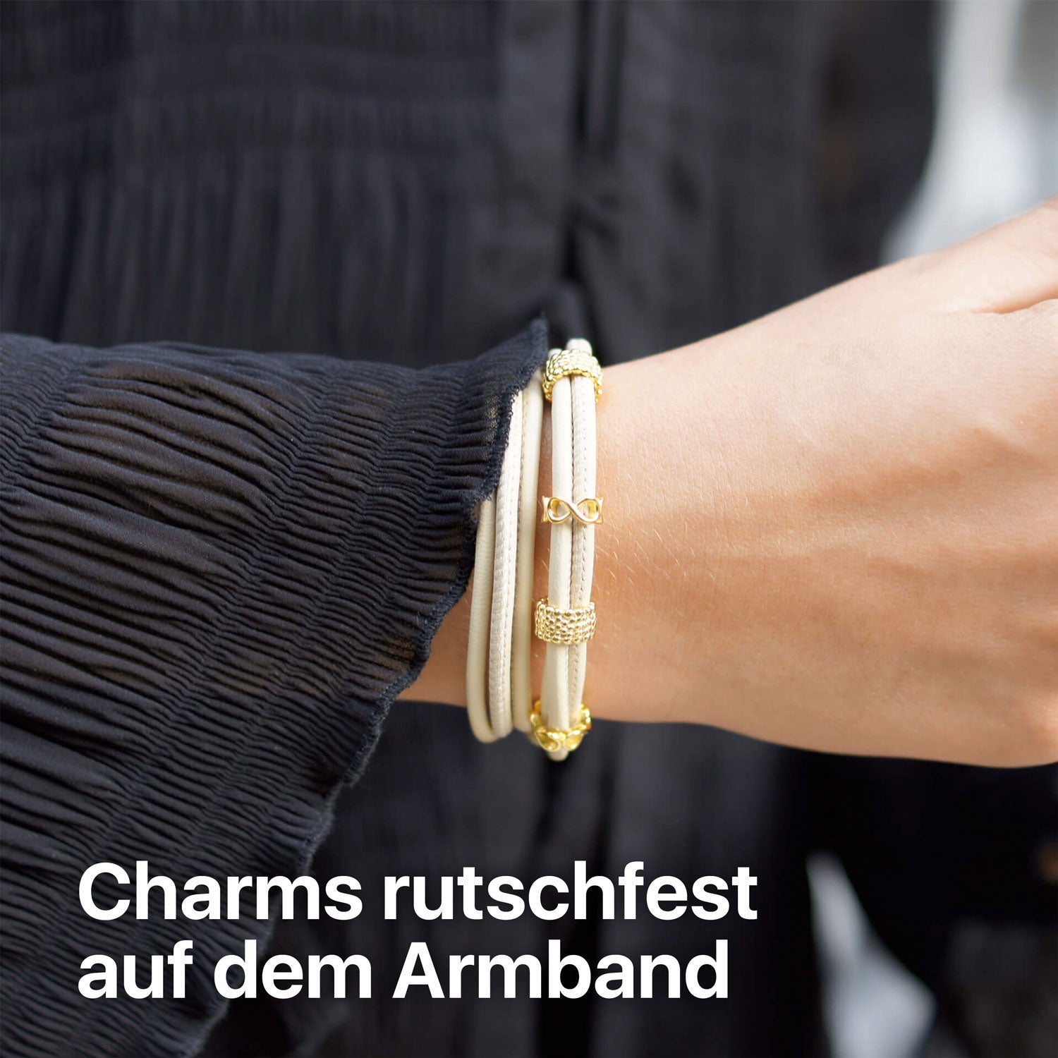 Lederarmband Nude mit Gold Charms am Arm