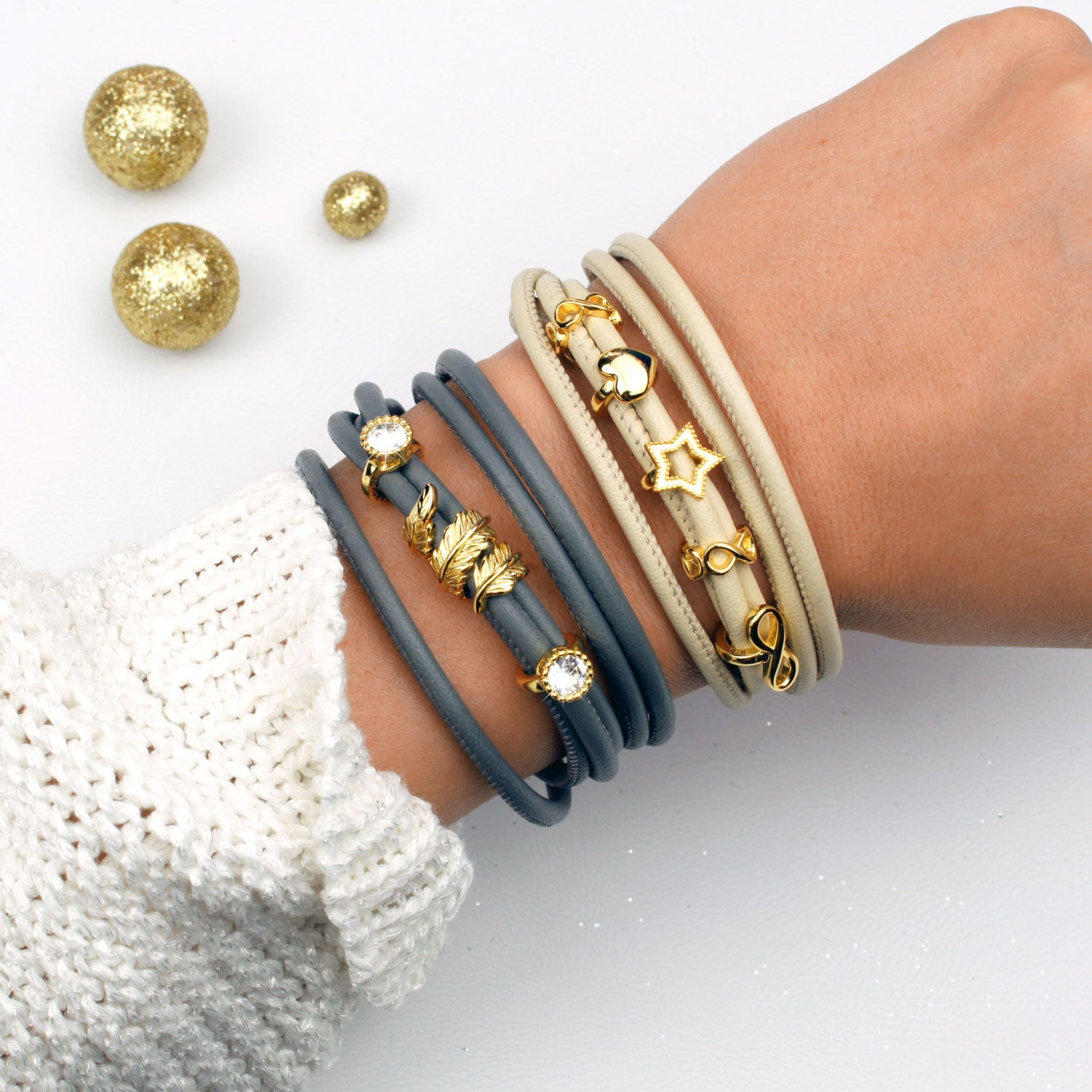 Feder Charm Gold