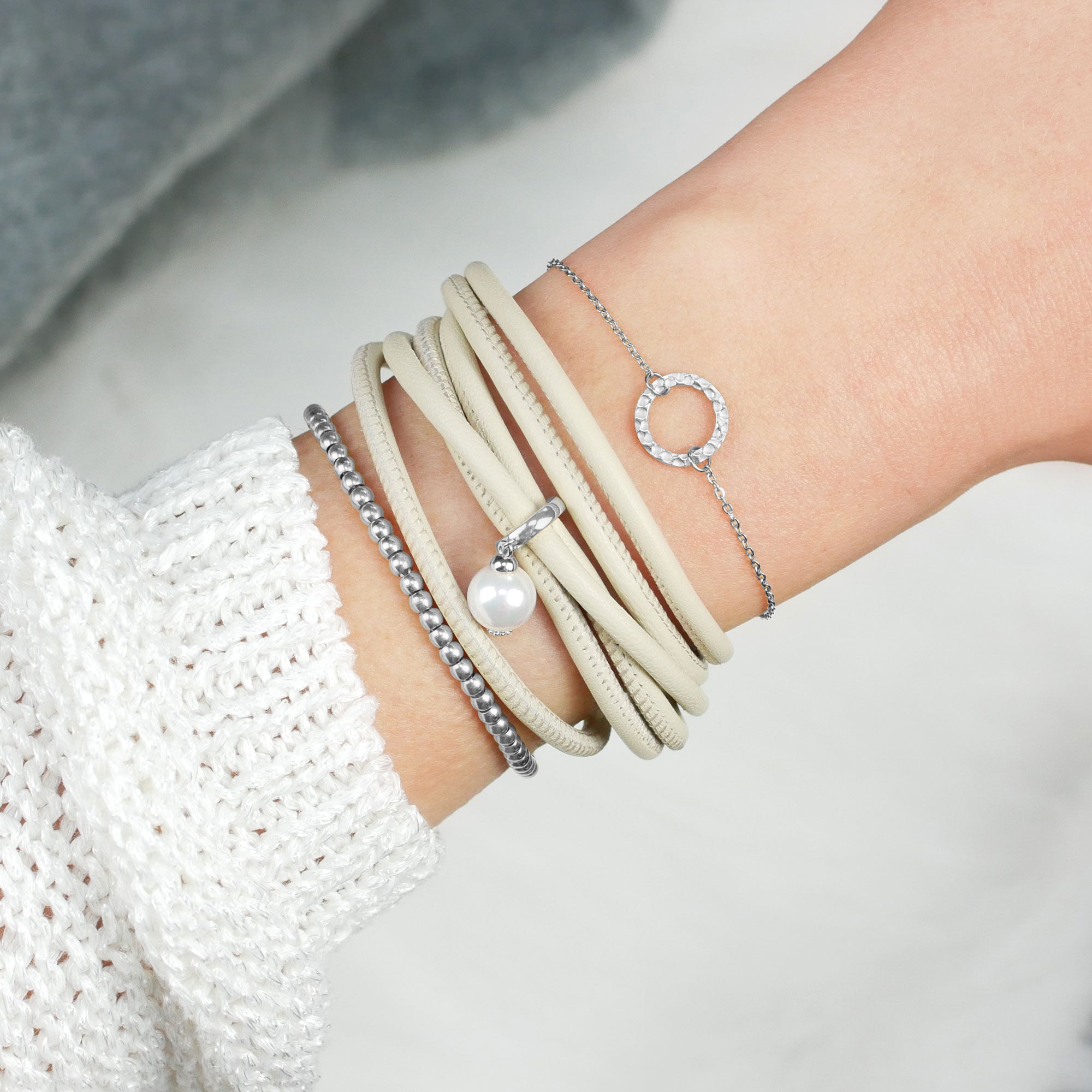 Perlen Charm auf Lederarmband