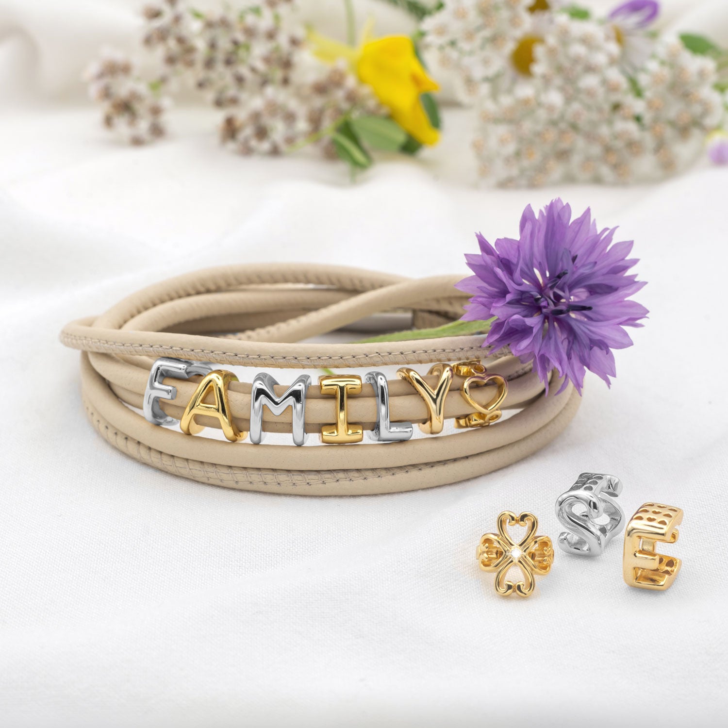 lederarmband-damen-beige-gemischte-buchstaben