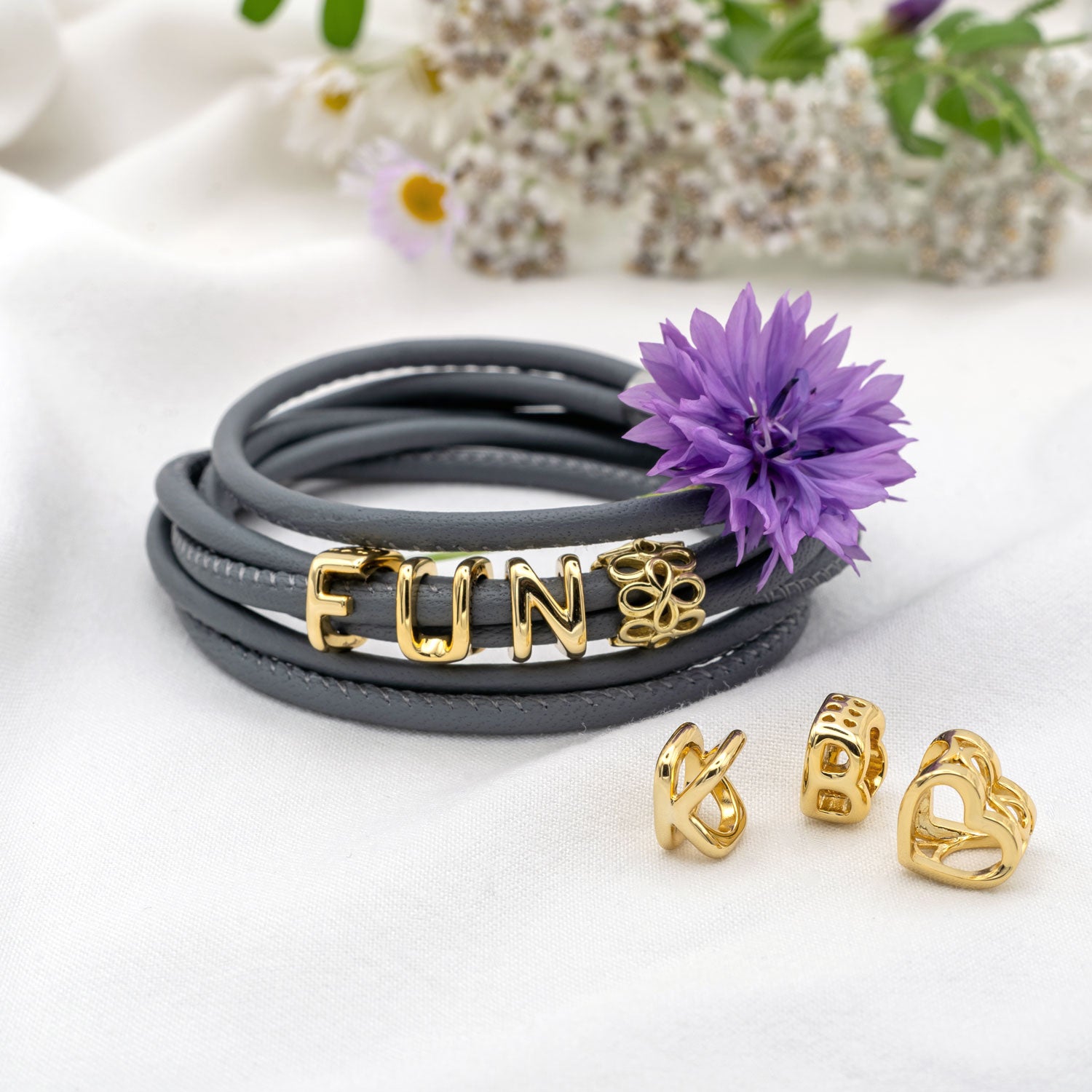 lederarmband-grau-damen-gold-b-buchstaben-charm