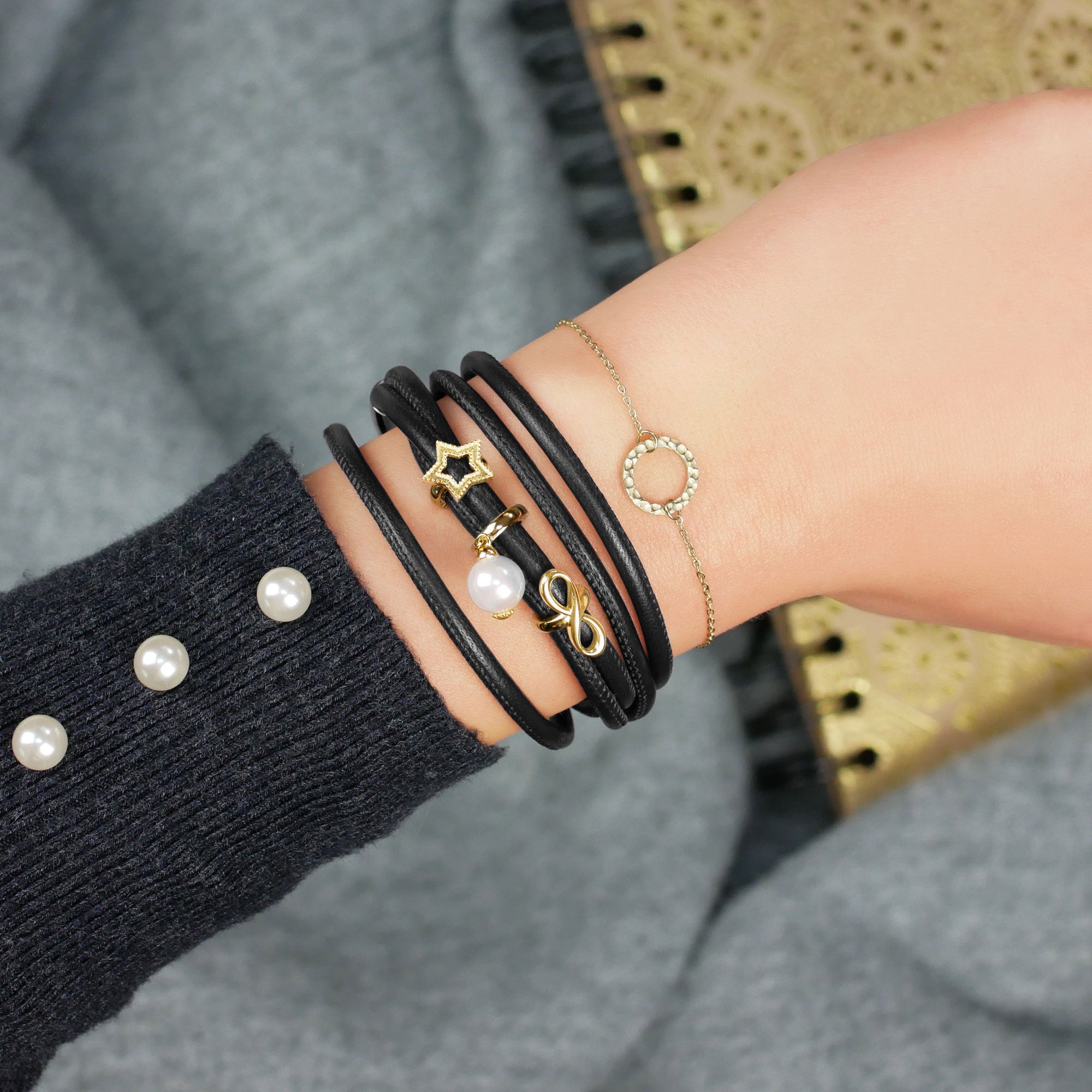 Perlen Charm Gold an schwarzem Wickelarmband