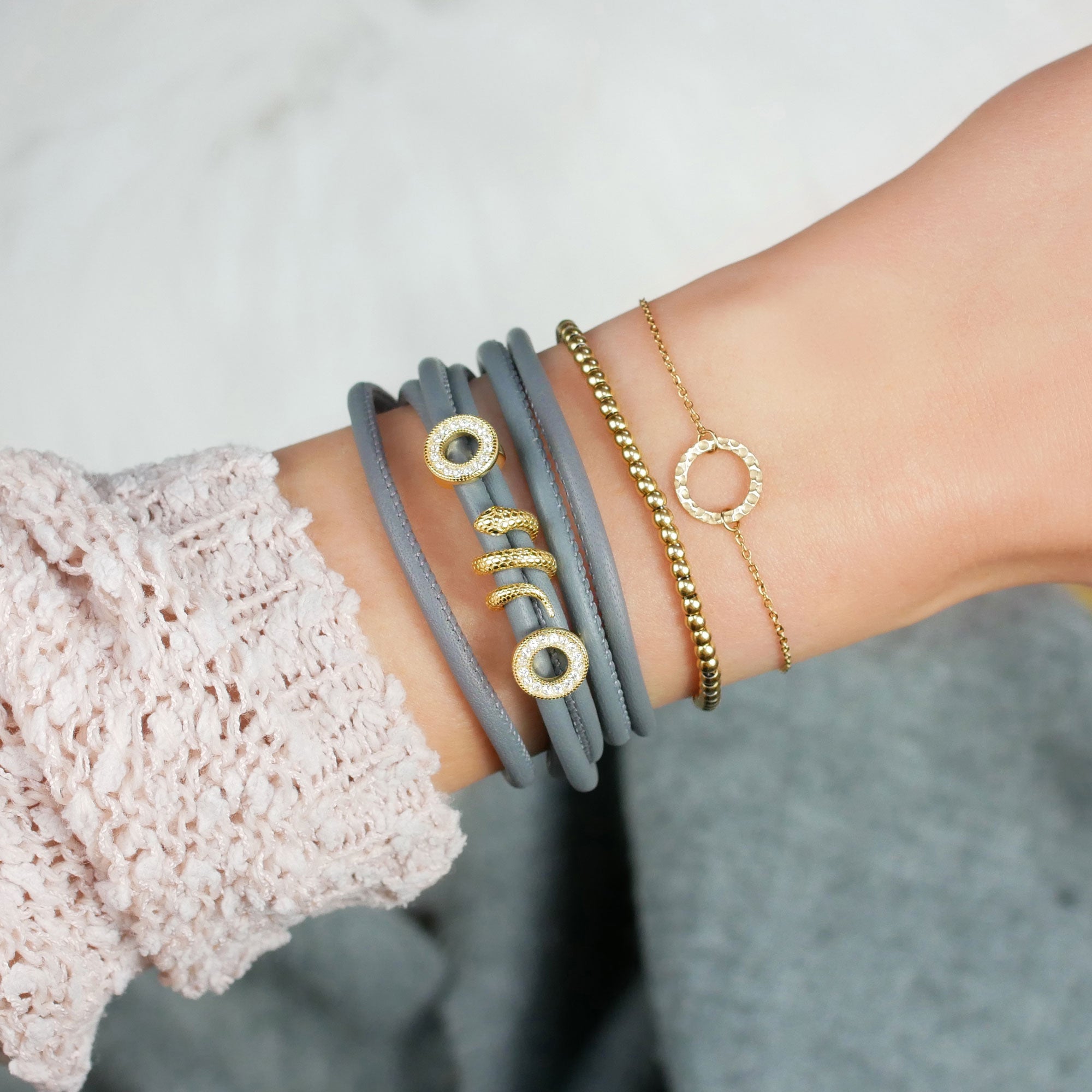 Cirlcle of Diamonds Charms auf Lederarmband Grau
