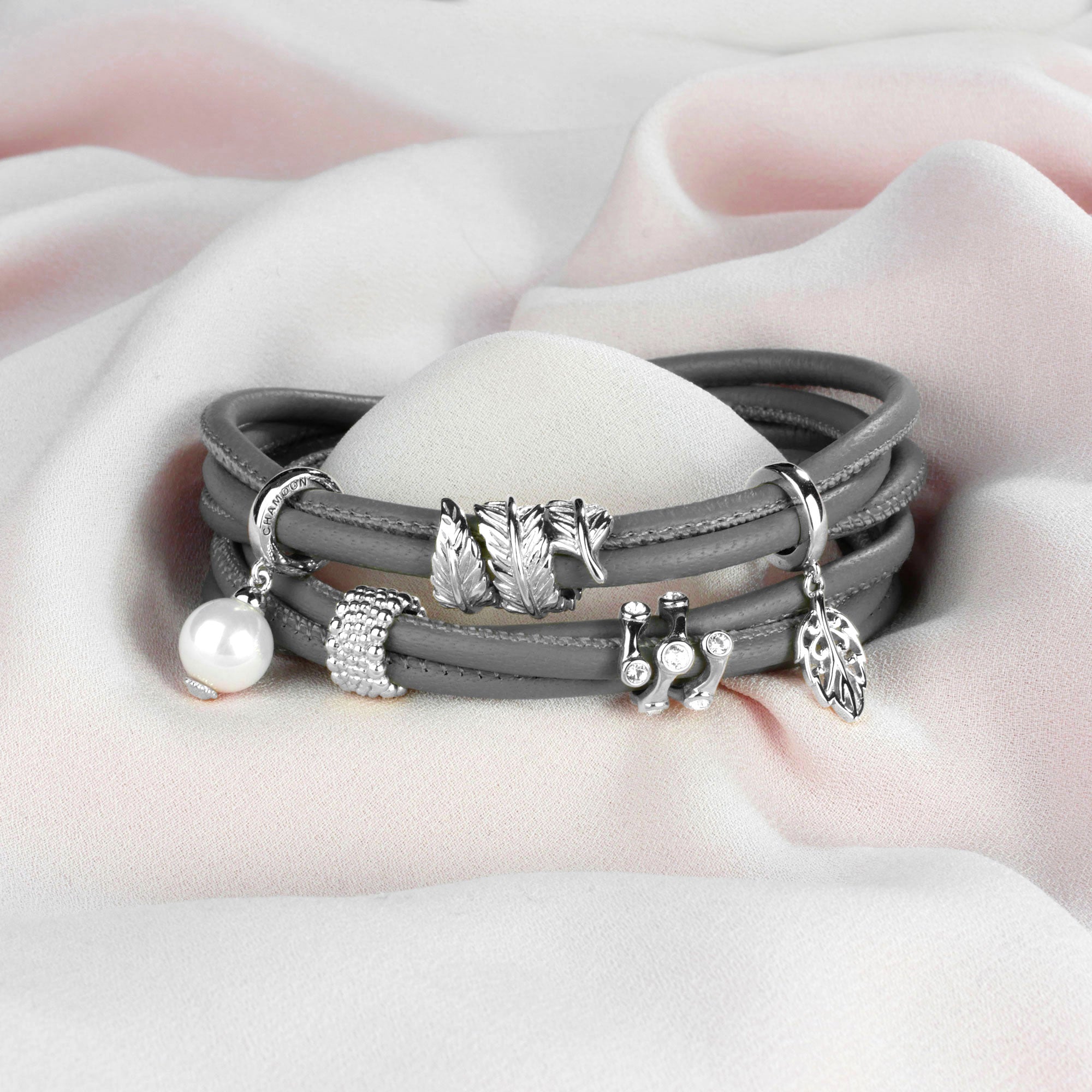 Blatt Charm-Anhänger an Lederarmband Damen